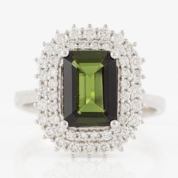 Ring in 18K gold with a green tourmaline and round brilliant-cut diamonds.