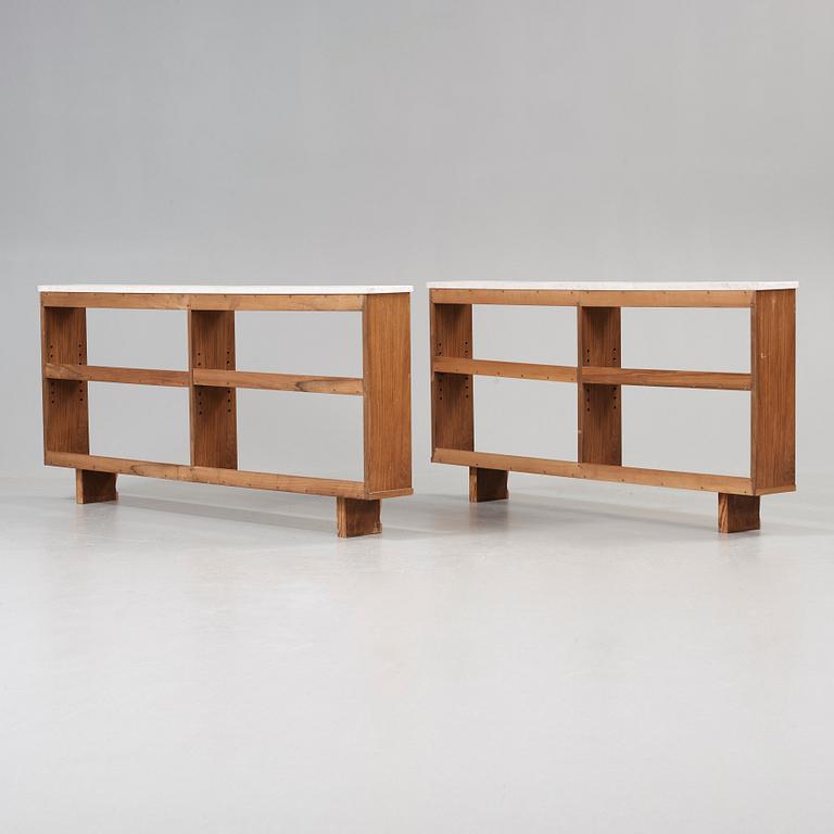 Two Josef Frank walnut bookshelves, Svenskt Tenn.