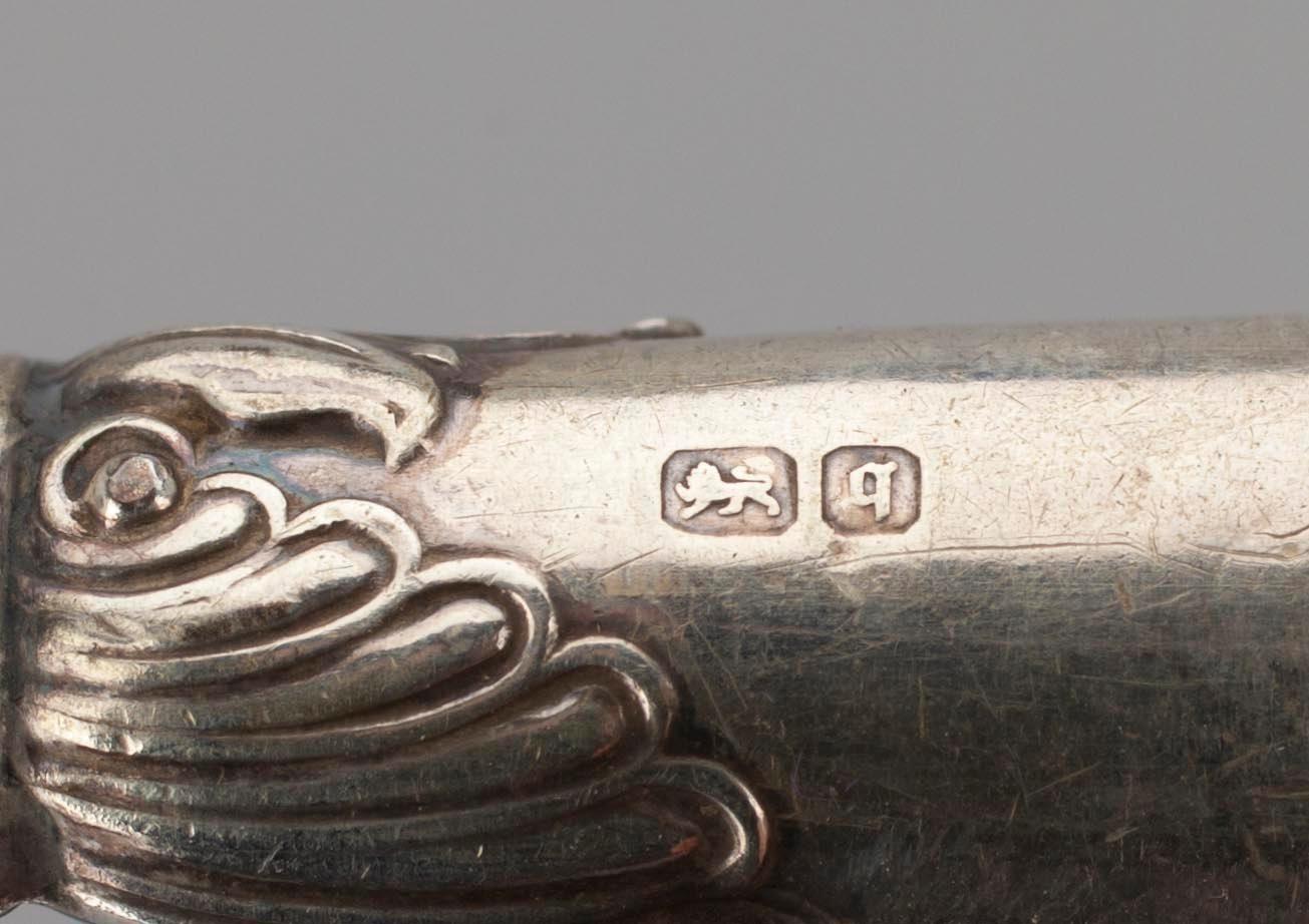 HEDELMÄVEITSIÄ, 6 kpl, hopeaa, Suomi, paino noin 166 g, ja VOIVEITSIÄ, 6 kpl, kahvat hopeaa, Birmingham, Englanti 1908.