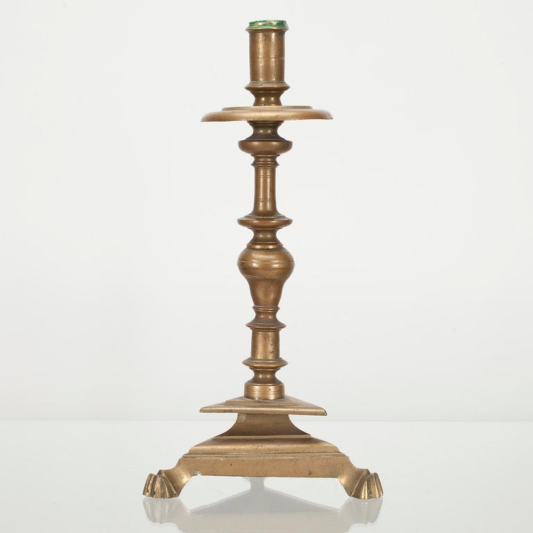 LJUSSTAKE, mässing, troligen Spanien 1600-talets slut.