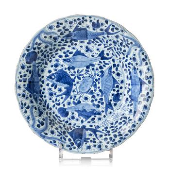 1351. A blue and white 'fish' dish, Qing dynasty, Kangxi (1662-1722).