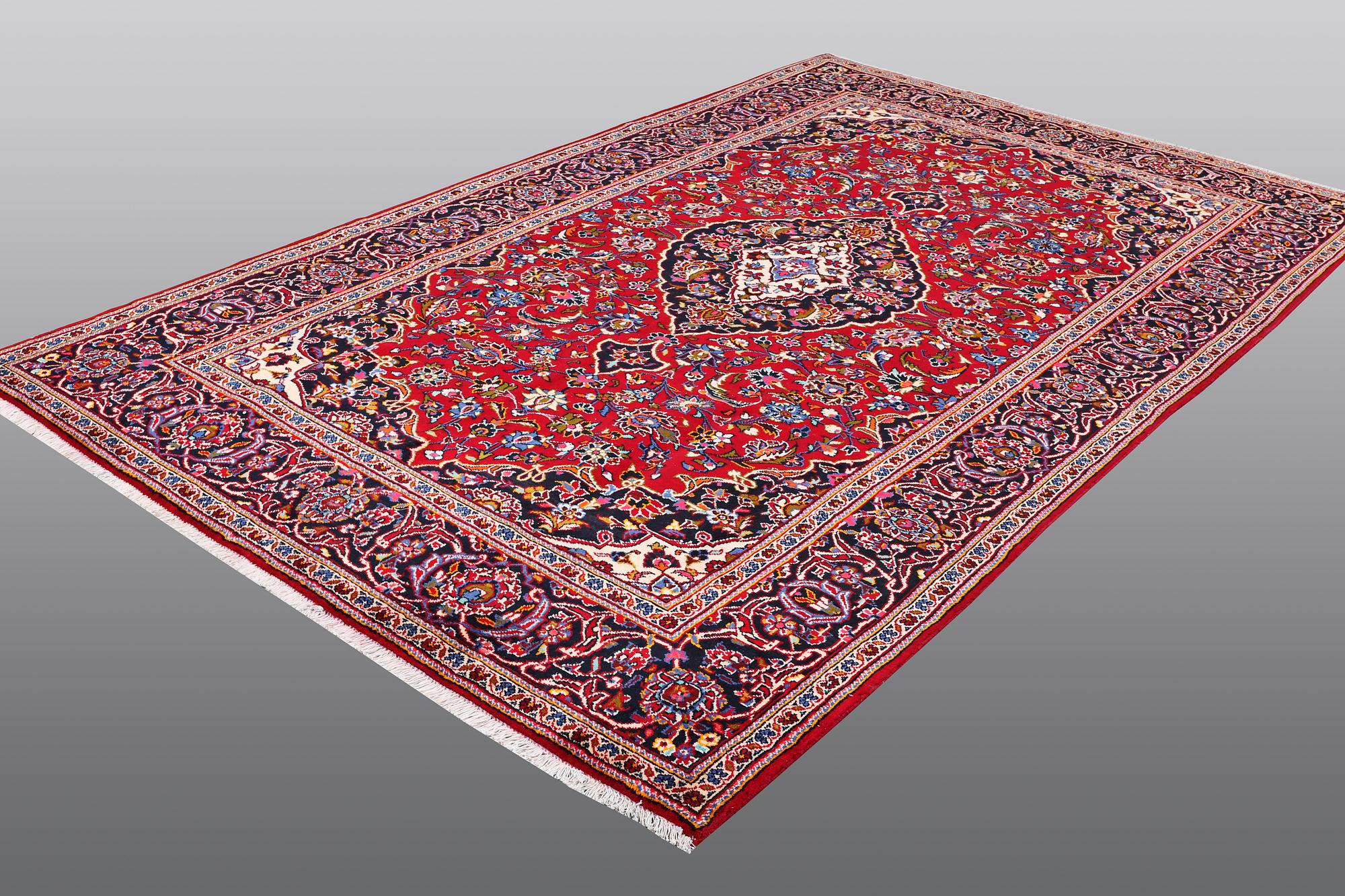 A CARPET, Kashan, ca 318 x 200 cm.