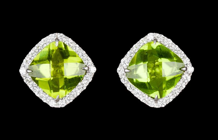 A pair of peridote, 6.20 cts, and diamond earstuds.