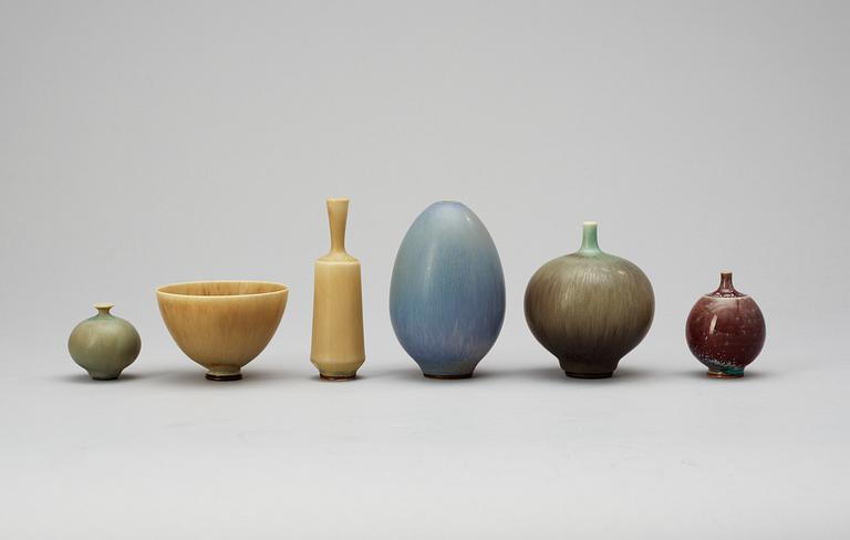 A Berndt Friberg stoneware miniature bowl and four miniature vases, Gustavsberg Studio 1960´s.