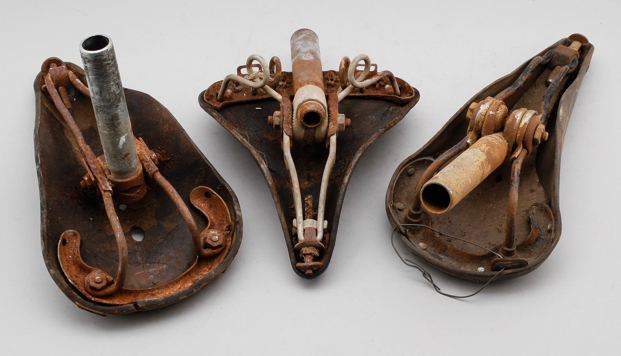 CYKELSADLAR, 3 st, 1900-talets första hälft.