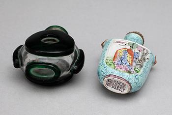 SNUSFLASKOR, 2 st, glas samt keramik, Kina, republik, 1900-talets första hälft.