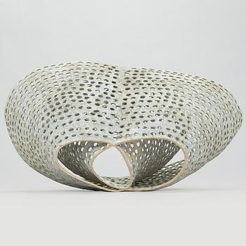 Kristina Riska, veistos, "Basket sculpture" keramiikkaa, signeerattu KR.
