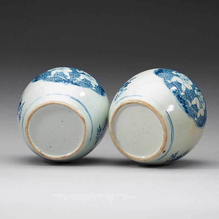 A pair of blue and white jars, Qing dynasty 19th century.