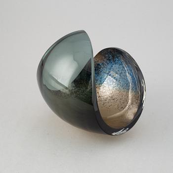 Lena Bergström, skulptur/skål, 'Planets', Kosta Boda, signerad samt numrerad 432/500.