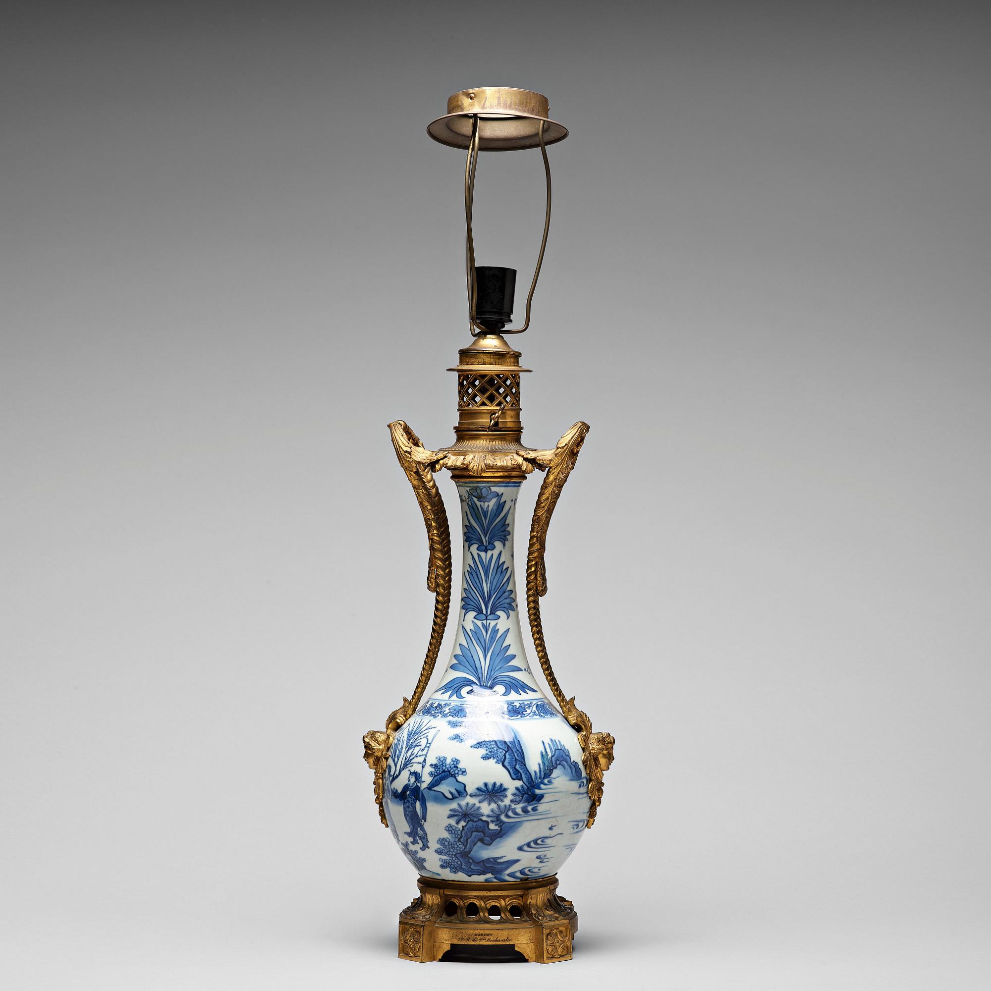 A blue and white Transitional vase, 17th Century.