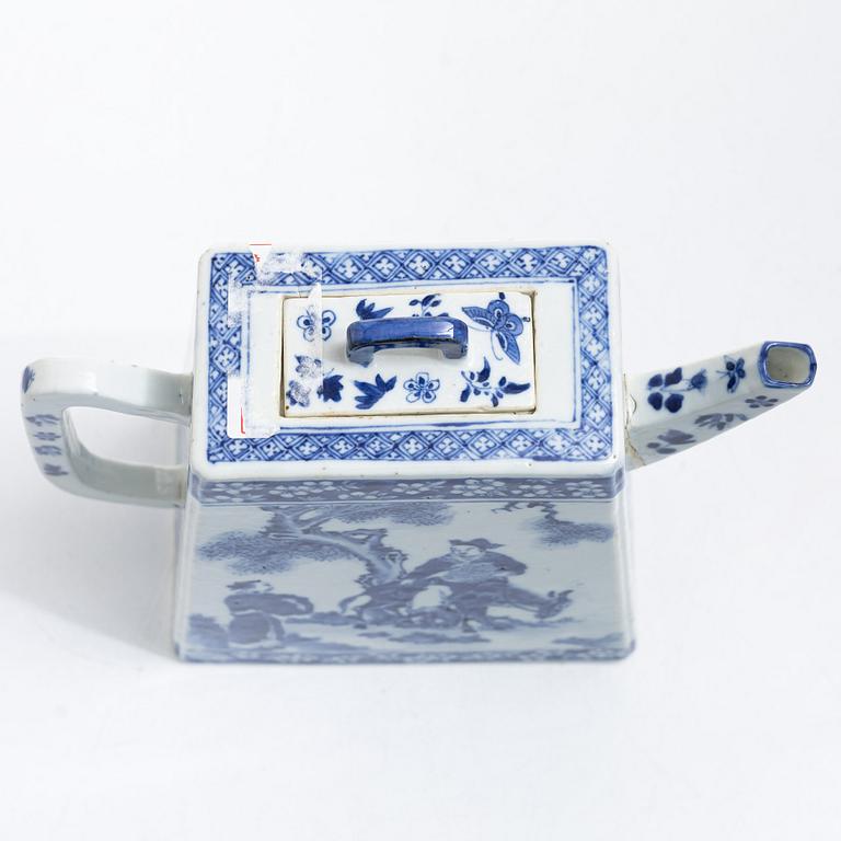 A large blue and white tea pot with cover, Qing dynasty, 19th century.