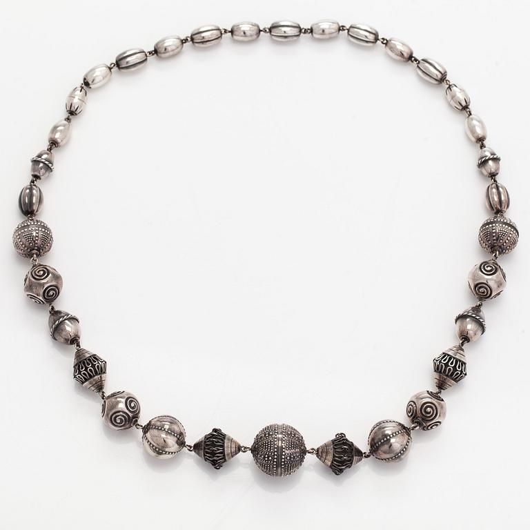 Kalevala Koru, "Halikon kääty", necklace and bracelet, silver, 1988.