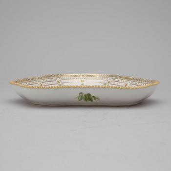FAT, porslin. "Flora danica", Royal Copenhagen, 1900-tal.