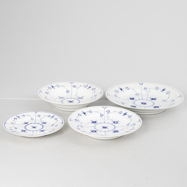 Servisdelar, 33 st, porslin, "Musselmalet", Royal Copenhagen, Danmark.