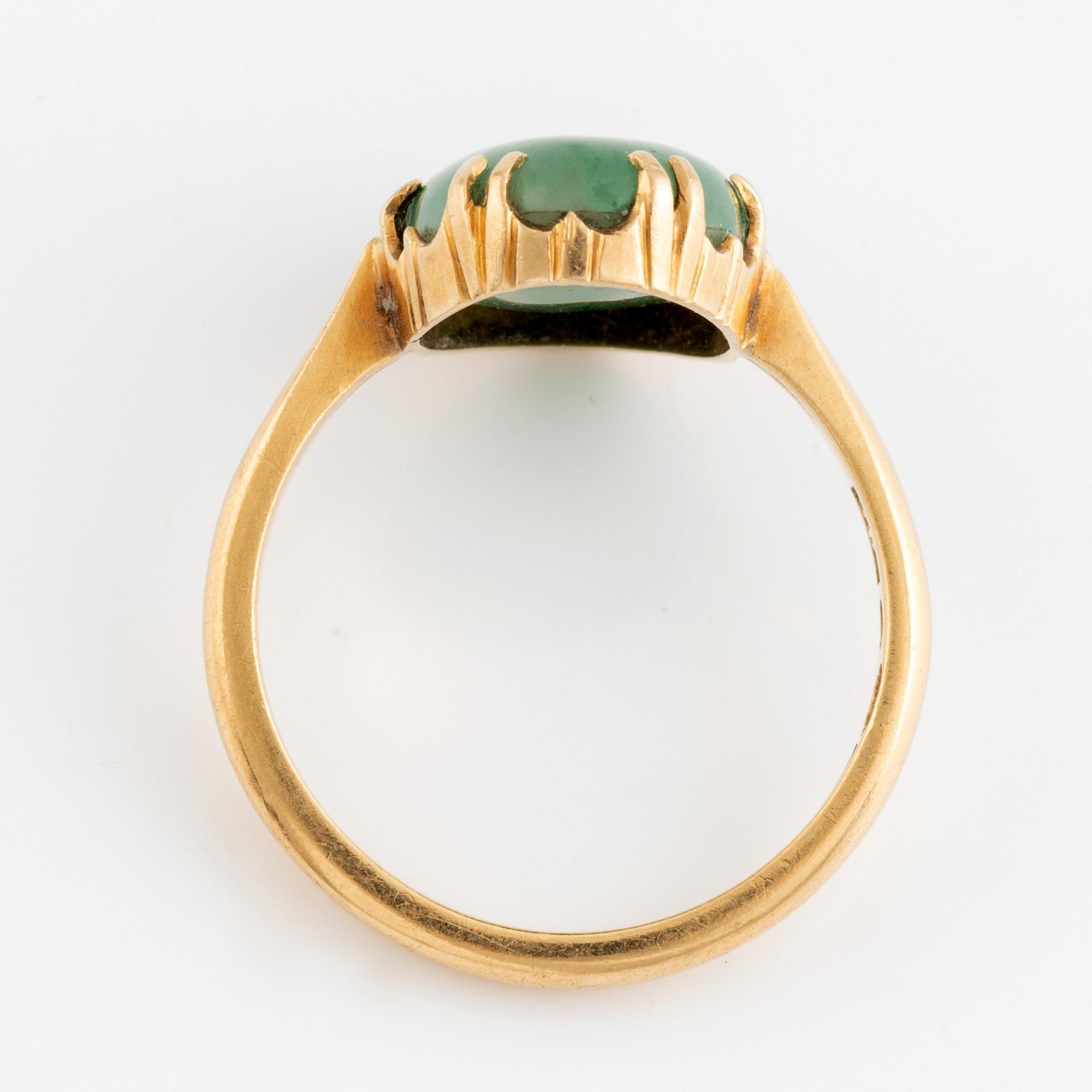 Ring, 18K guld med cabochonslipad grön sten.