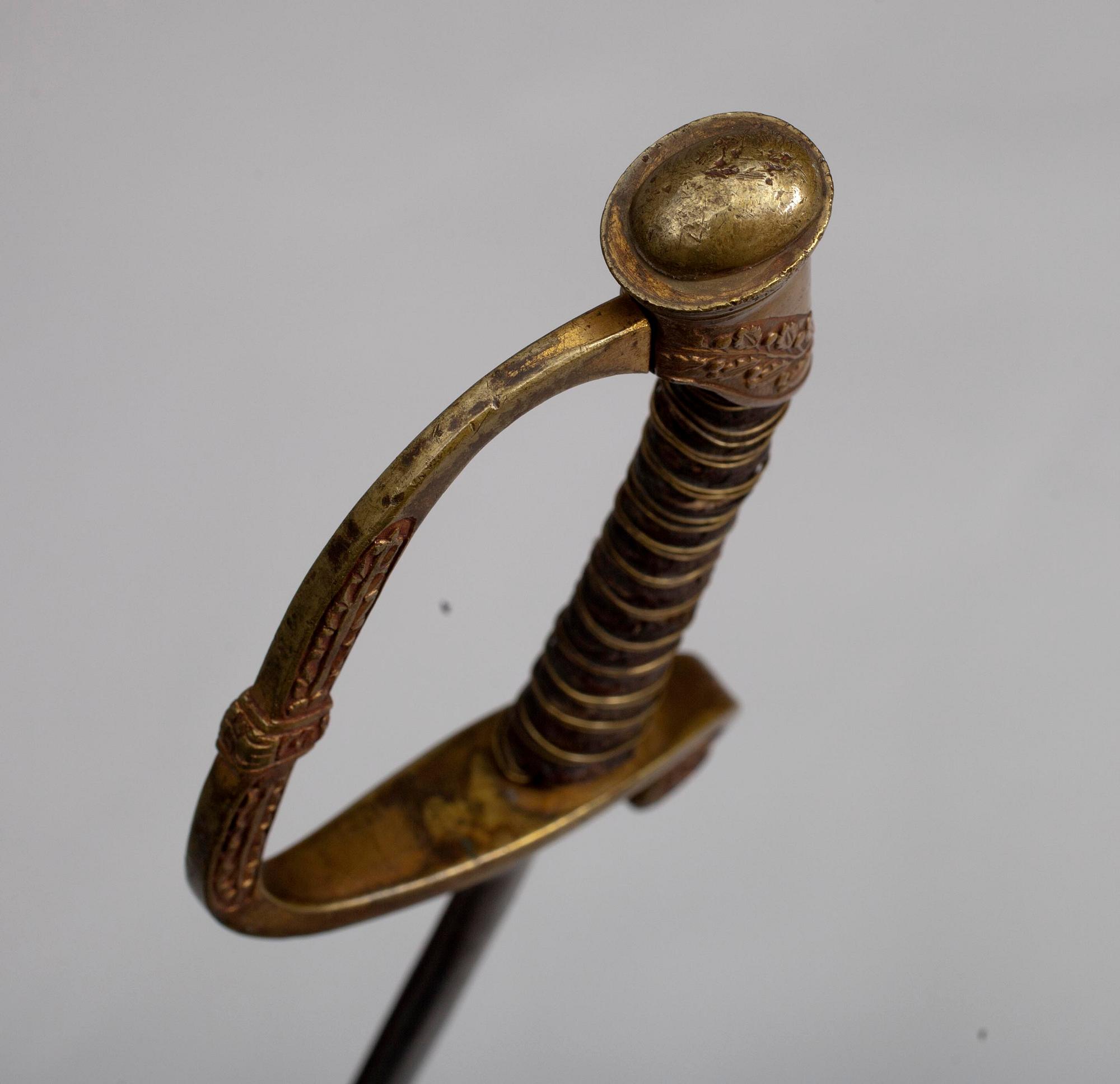 VÄRJOR, 2 st. och AFRIKANSKT SVÄRD, metall 1800/1900-tal.