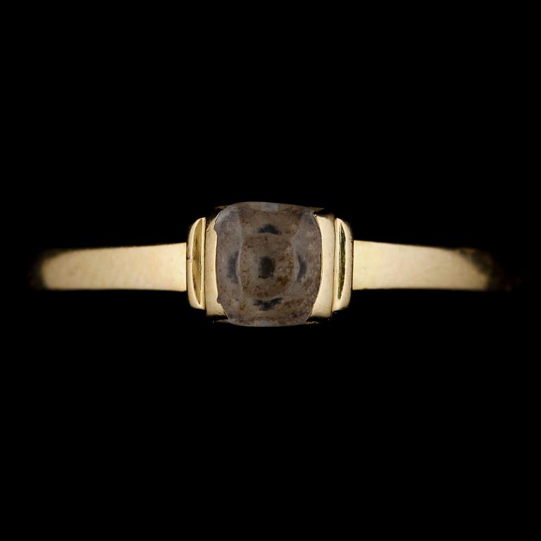 RING, 18k guld med bergkristall. Wiwen Nilsson, Lund 1947. Vikt 2,6 g.