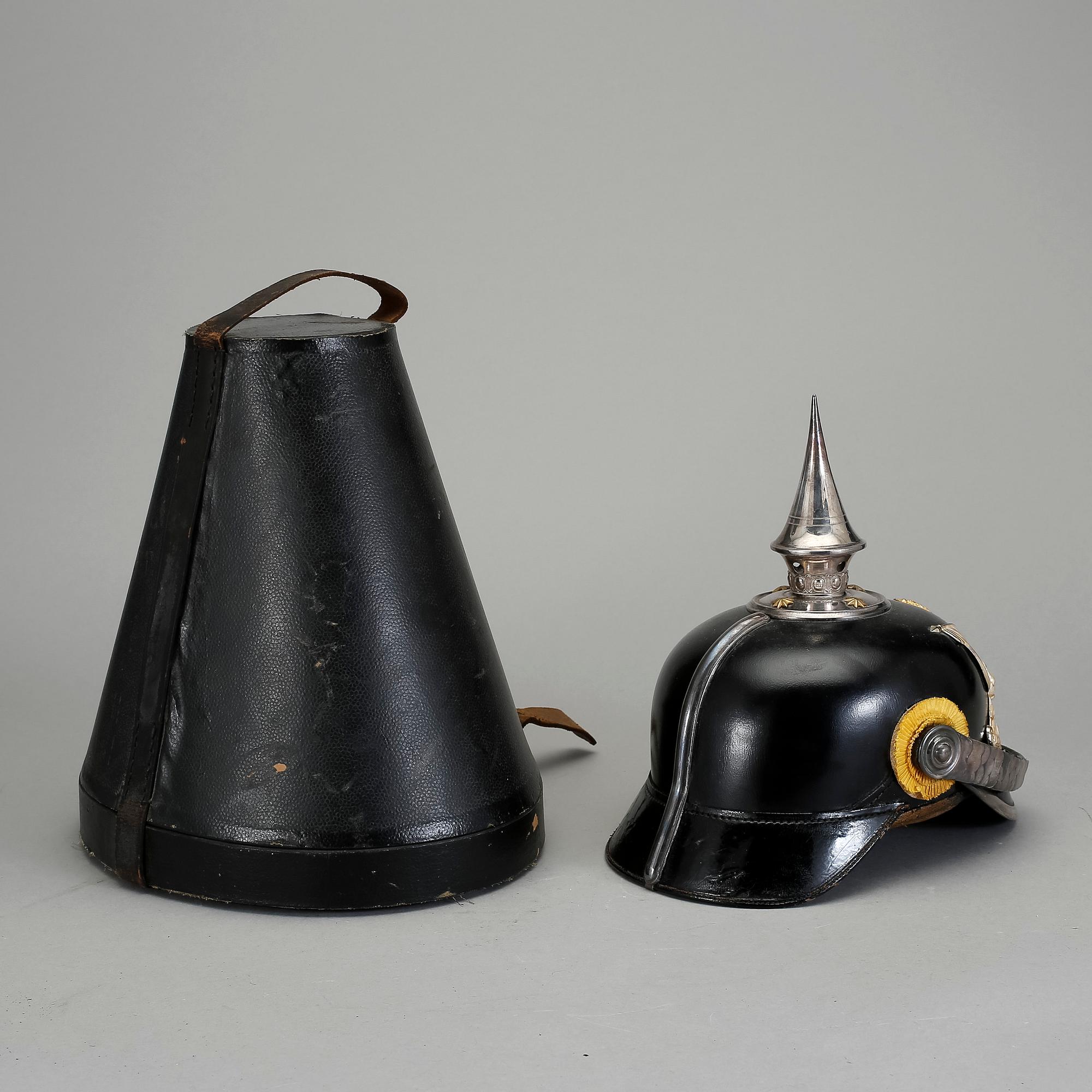 KASK, m/1887, för officer vid Göta- och Svea Livgarde. Sverige. Fodral medföljer.