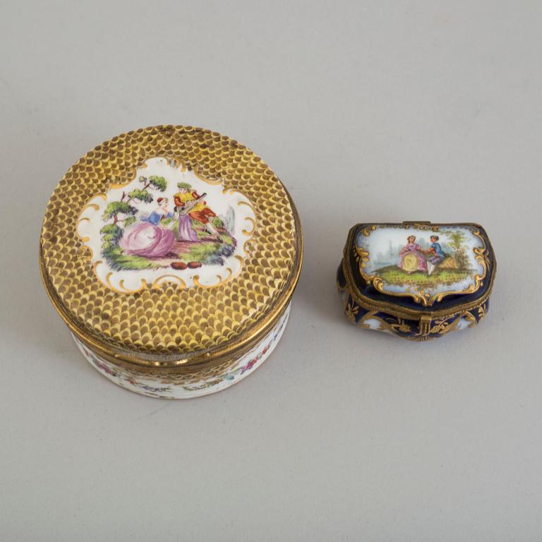 Two French painted porcelain lidded snuff boxes, one with Samson mark, around the year 1900.