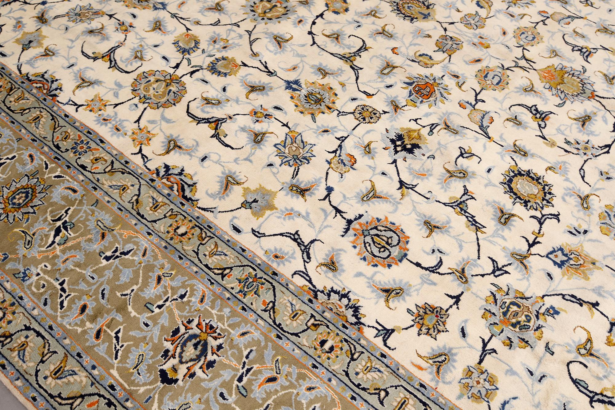 A carpet, Kashan, ca 500 x 347 cm.
