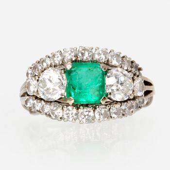 Ring 18K vitguld med 1 smaragd och gammalslipade briljanter och briljanter ca 1 ct.