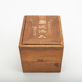 A Chinese porcelain Kangxi style 20th century box with lid.