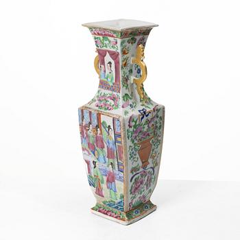 A famille rose Canton vase, Qing dynasty, 19th century.