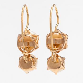 A pair of 14K gold earrings with cutkutred pearls. Helsingin Timanttipojat, Helsinki 1998.