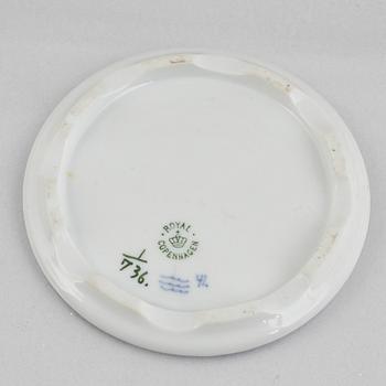 Four porcelain pieces of half lace "Musselmalet", Royal Copenhagen, Denmark, 1894-1945.