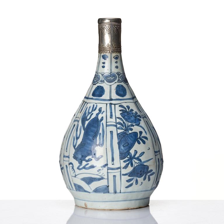 A blue and white kraak bottle, Ming dynasty, Wanli (1572-1620).