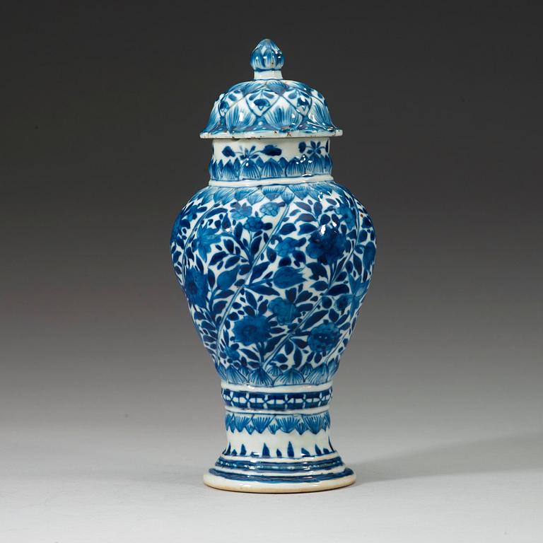 A blue and white urn with cover, Qing dynasty Kangxi (1662-1722).