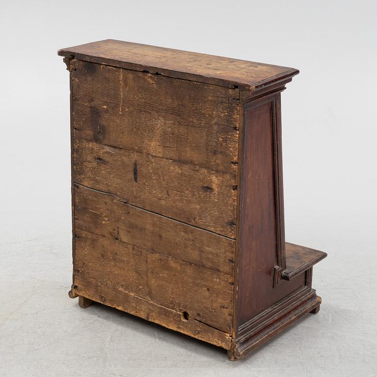 Skrivbordsskåp/skrivbordsuppsats, 1700-tal.