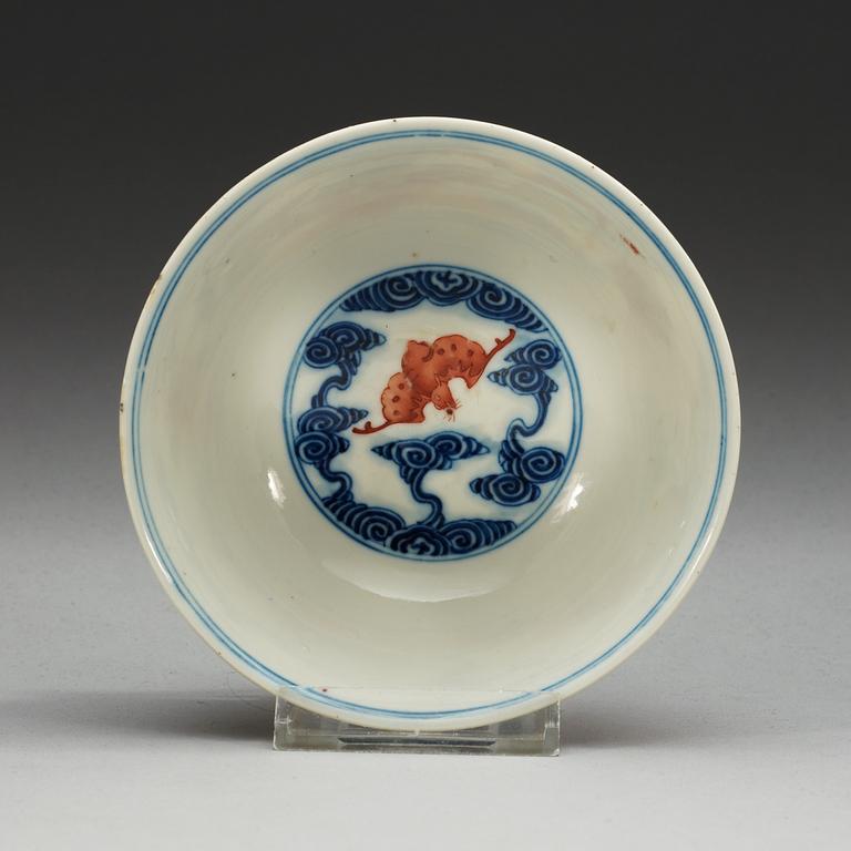 A blue and white bowl with bats in copper red, late Qing dynasty with Quangxu  six character mark.