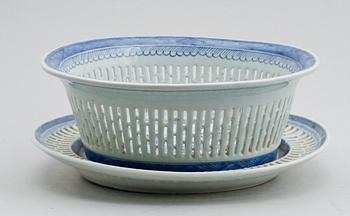 GALLERSKÅL MED FAT, porslin, Kina, sannolikt 1800-tal.