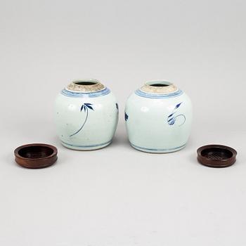 A pair of blue and white jars, Qing dynasty, 19th Century.