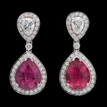 686. A pair of pink tourmaline, tot. 4.70 cts, and drop- and brilliant cut diamond earrings, tot. 1.25 cts.