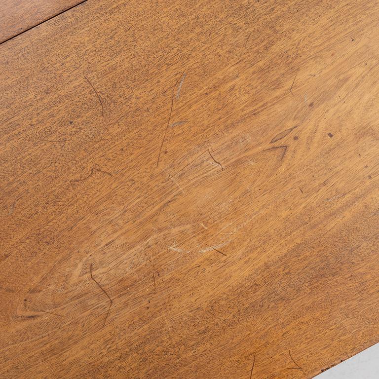 A dining table, England, 19th century.