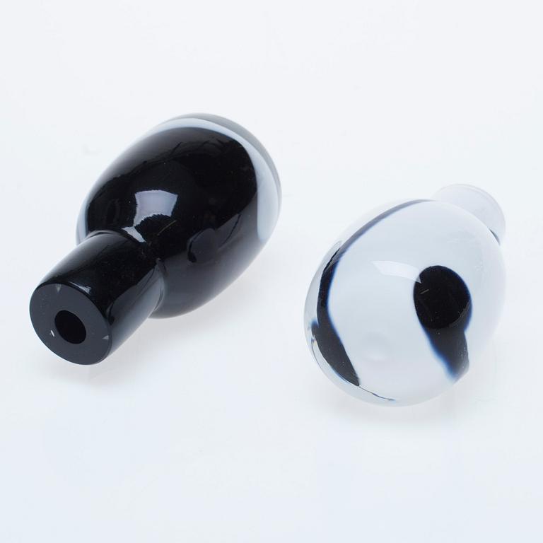 KARAFFER, 2 st, glas, "Blues" signerade Timo Sarpaneva, 21/185 resp. 132/1985. Iittala.