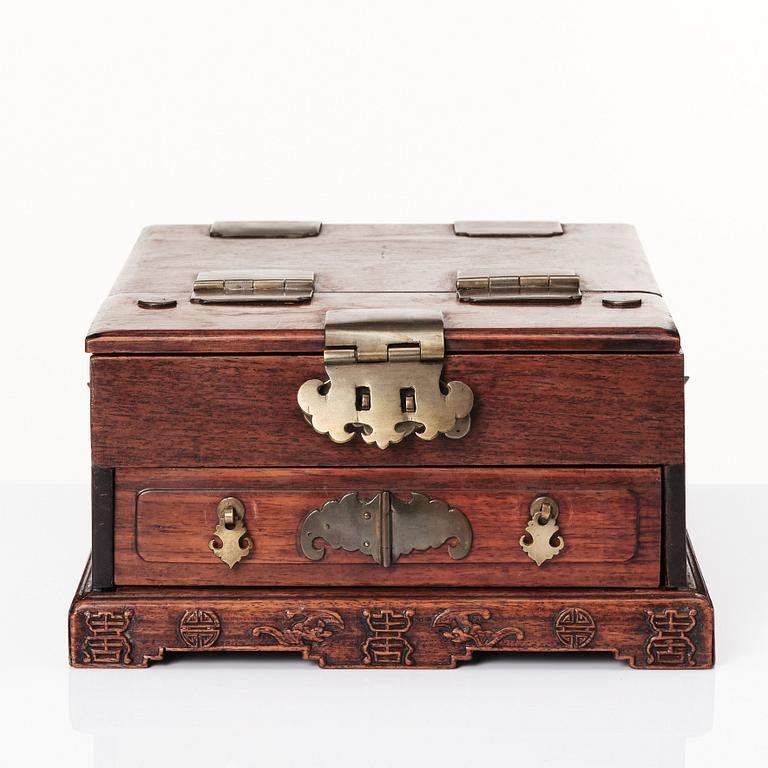 A hardwood dressing table box with mirror, late Qing dynasty, 19th Century.