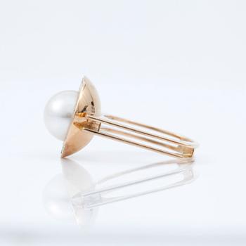 RING, med en pärla, circa Ø 10 mm, och 30 diamanter, circa 0.33 ct totalt.