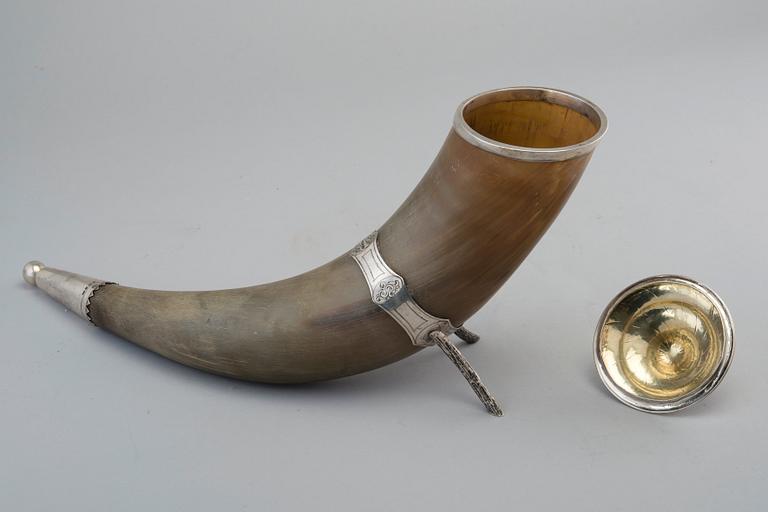 A DRINKING HORN, silver fittings J. O. Östlund (1848-77 ) Gävle 1875. Length 43 cm, height 23 cm.