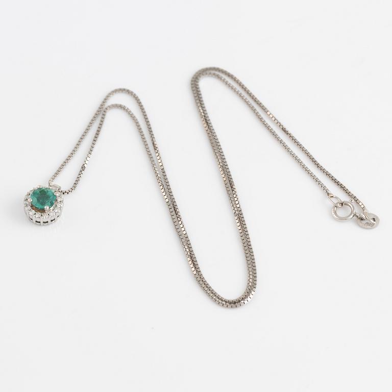 Hänge med smaragd och briljantslipade diamanter, med kedja.
