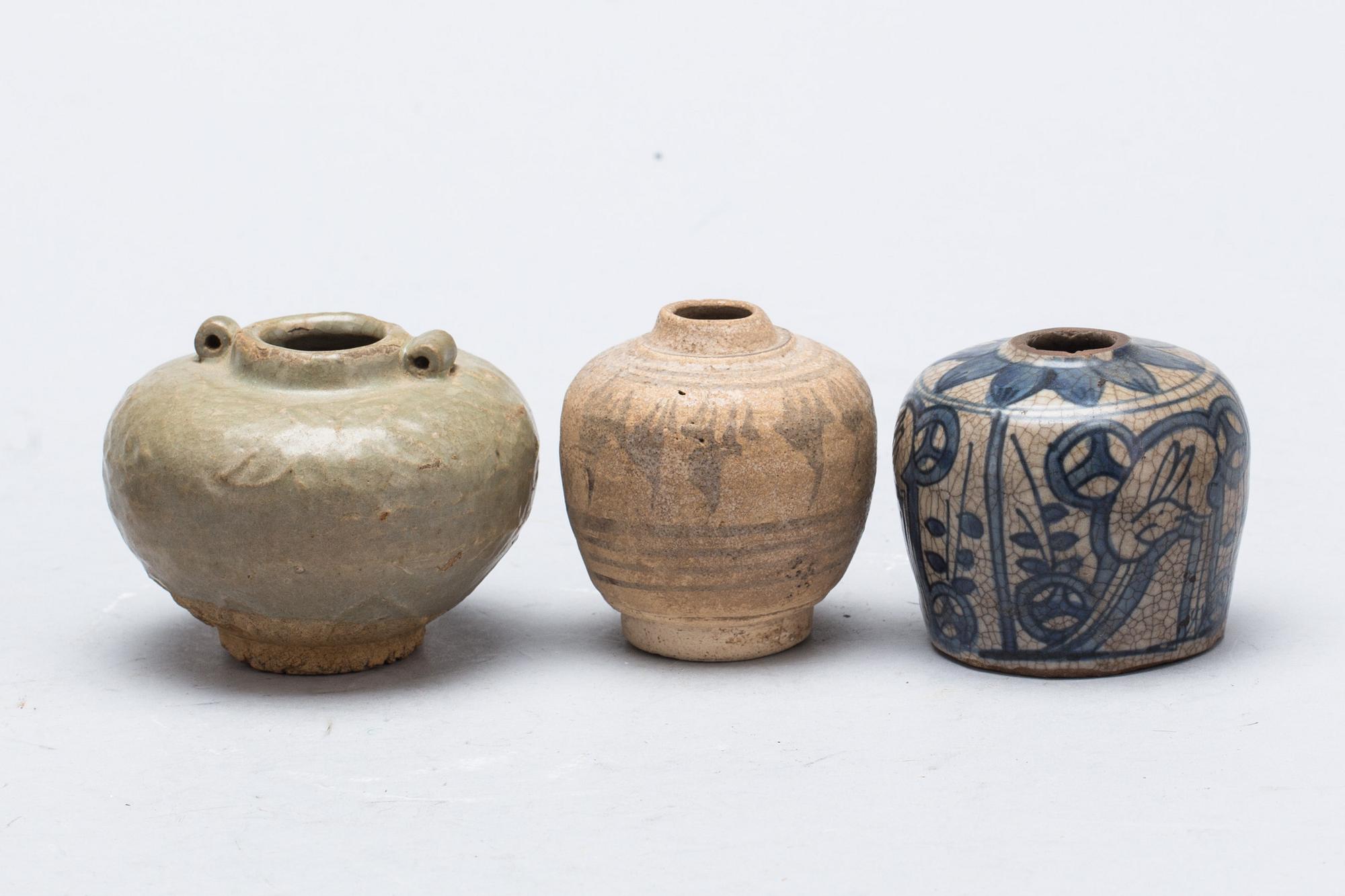DIVERSE KERAMIK, 9 st, Sydostasien, troligen 1400-1500-tal.