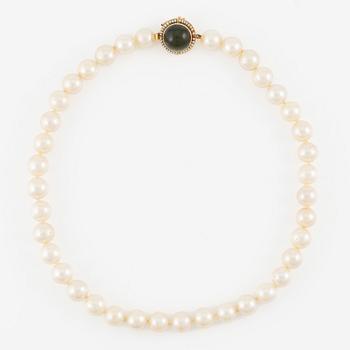 Atelier Stigbert, necklace of cultured pearls and clasp 18K gold with cabochon-cut green tourmaline.