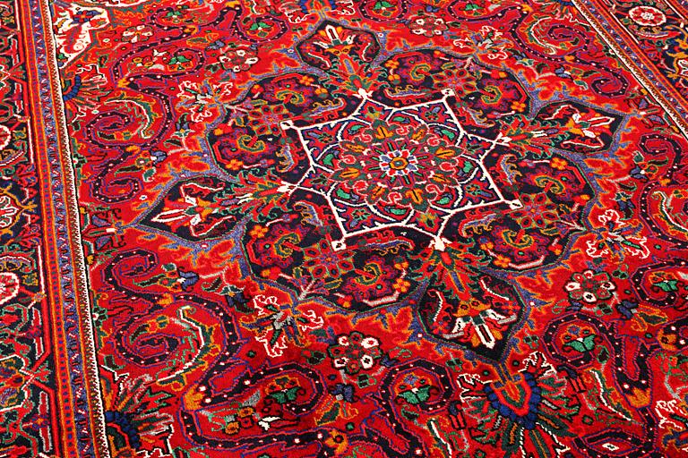 A Heriz carpet, c. 303 x 203 cm.