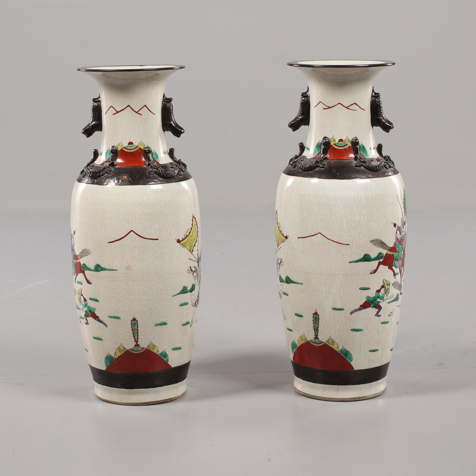 GOLVURNOR, ett par, porslin, Kina, 1900-talets första del.