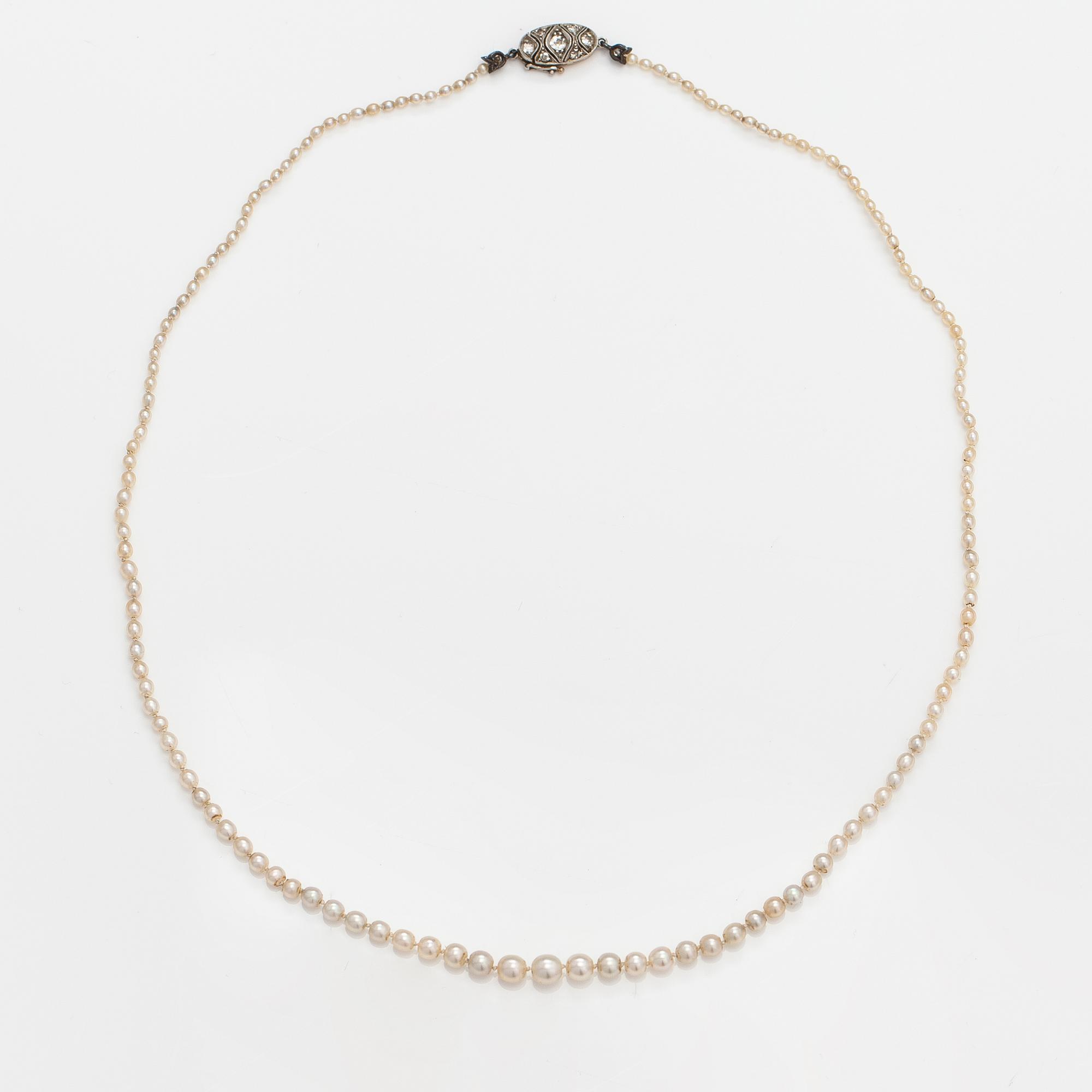 Pärlcollier, naturliga saltvattenspärlor, 18K guld, diamanter ca 0.17 ct tot. Tidigt 1900-tal.