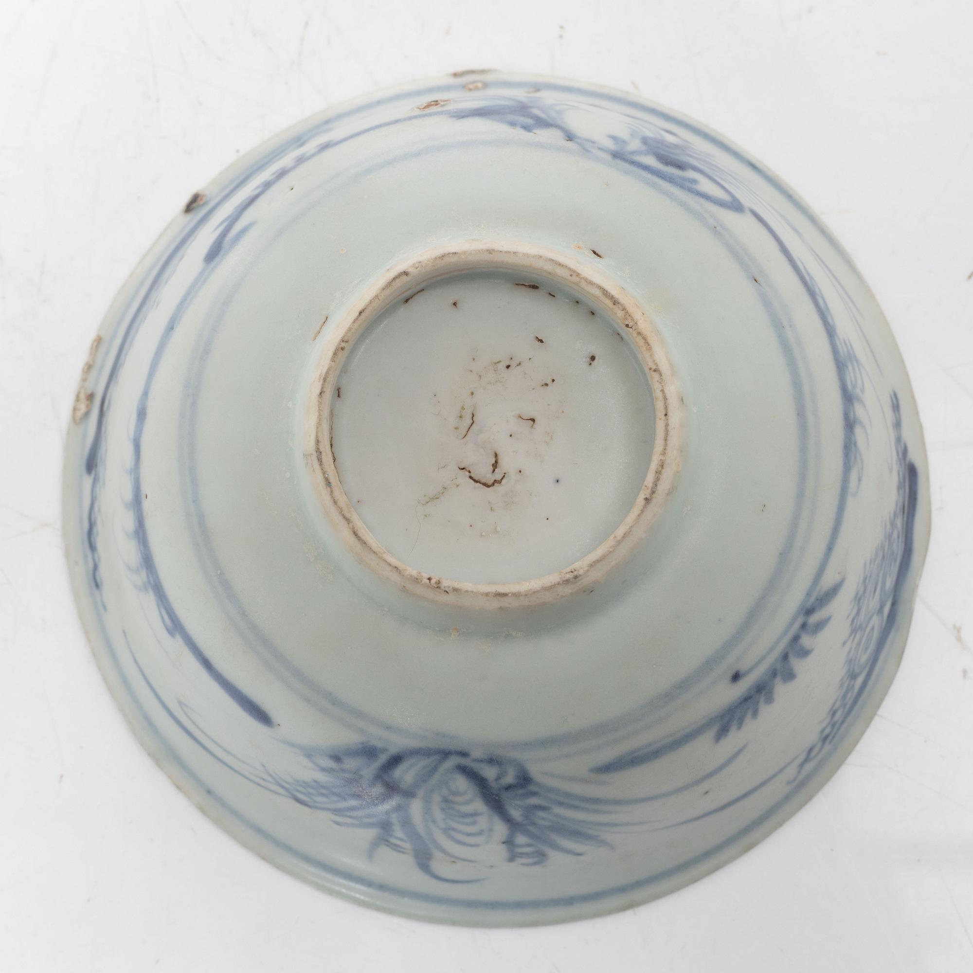 A Chinese blue and white porcelan bowl and a small vase, Ming dynasty (1368-1644).