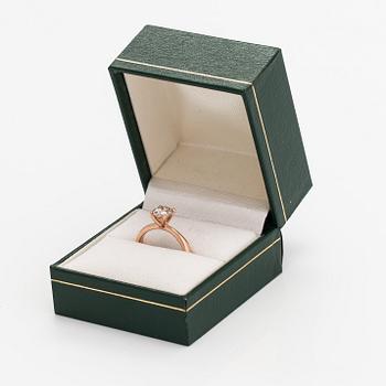 A 14K rose gold ring with a ca. 0.87 ct light brown diamond.