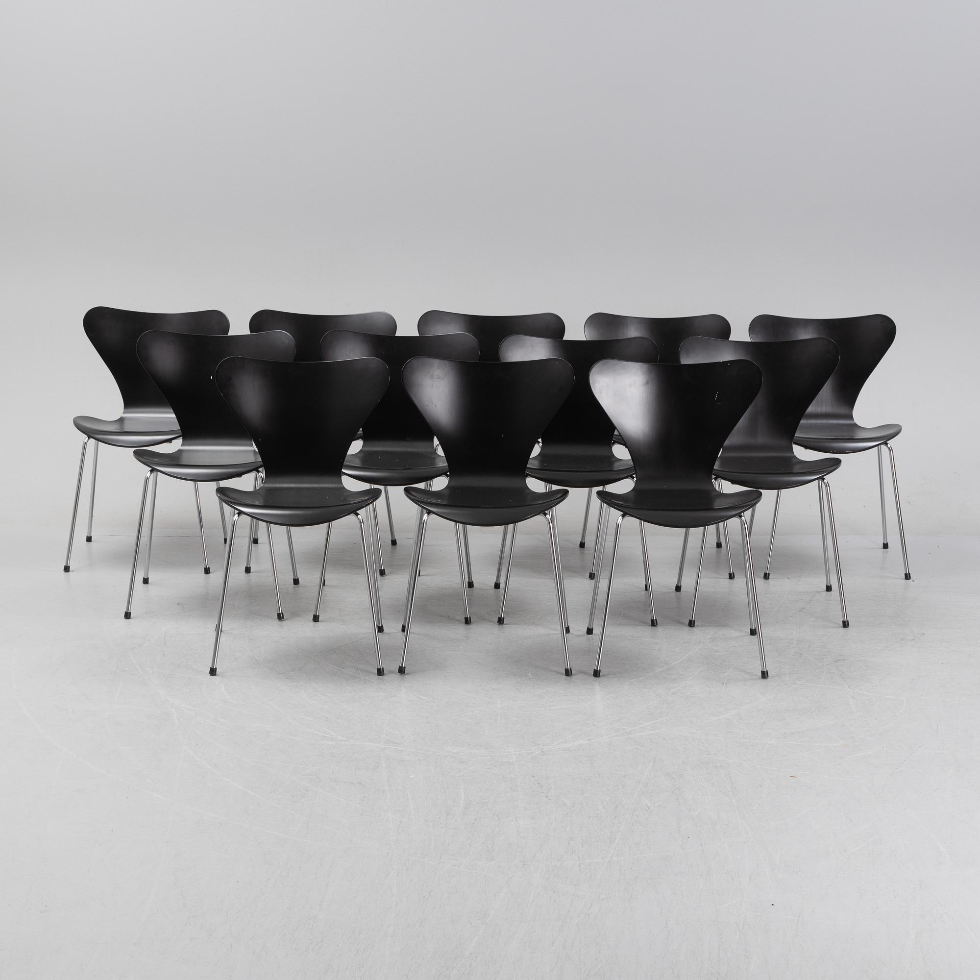Arne Jacobsen, stolar 12 st, "Sjuan", Fritz Hansen, daterade 2003.